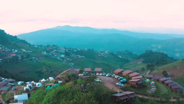 Widok z lotu ptaka na pola namiotowe i namioty na górze Doi Mon Cham w Mae Rim, prowincja Chiang Mai, Tajlandia — Wideo stockowe