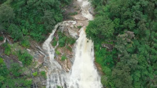 Vue aérienne de la cascade de Mae Ya dans le parc national de Doi Inthanon, province de Chiang Mai, Thaïlande — Video
