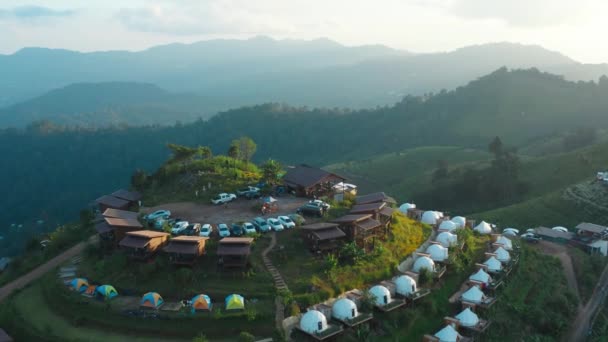 Mae Rim, Chiang Mai, Tayland 'daki Doi Mon Cham dağındaki kamp alanlarının ve çadırların havadan görüntüsü. — Stok video