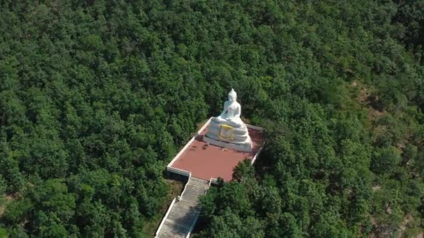 Big White Buddha, Wat Phra That Mae Yen in Pai, Mae Hong Son, Chiang Mai, thThailand — стоковое видео