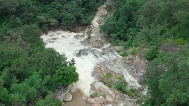 Vue aérienne de la cascade de Mae Ya dans le parc national de Doi Inthanon, province de Chiang Mai, Thaïlande — Video