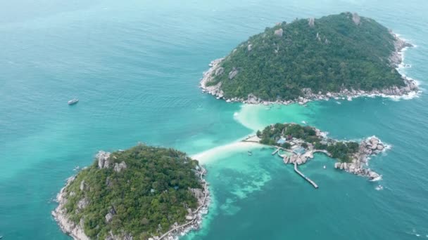 Widok z lotu ptaka Koh Nang Yuan, Koh Tao, prowincja Samui, Tajlandia, Azja Południowo-Wschodnia — Wideo stockowe