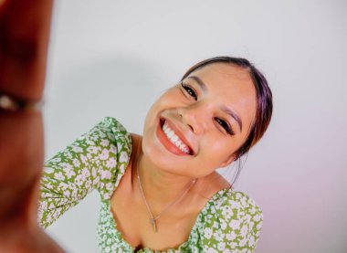 Güzel Asyalı kız akıllı telefonuyla kendi portresini çekiyor. Taylandlı kız selfie 'si.