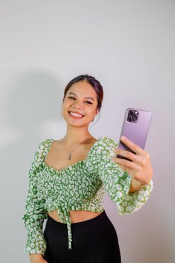 Güzel Asyalı kız akıllı telefonuyla kendi portresini çekiyor. Taylandlı kız selfie 'si.