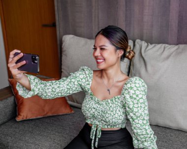 Güzel Asyalı kız akıllı telefonuyla kendi portresini çekiyor. Taylandlı kız selfie 'si.