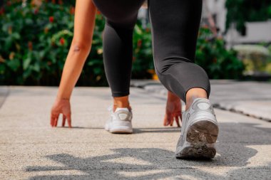 Asyalı sporcu kız dışarıda esneme, yoga ve kalas egzersizi yapıyor. Formda genç Taylandlı kadın sabah antrenman yapıyor..