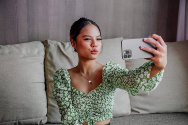 Güzel Asyalı kız akıllı telefonuyla kendi portresini çekiyor. Taylandlı kız selfie 'si.