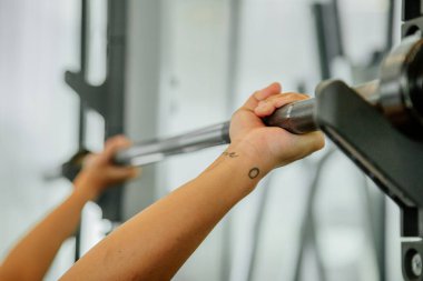 Spor salonundaki Asyalı sporcu kadın, sporcular antrenman, ağırlık kaldırmak, kalas ve şınav. dövme thai kız