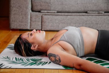 Genç Asyalı sağlıklı kadın antrenmanı, egzersiz videolara bakmak, formda olmak, yoga yapmak, kalas, karın kası, meditasyon. Vücut ağırlığı egzersizleri. Sağlıklı bir yaşam tarzı. Ev fitness konsepti