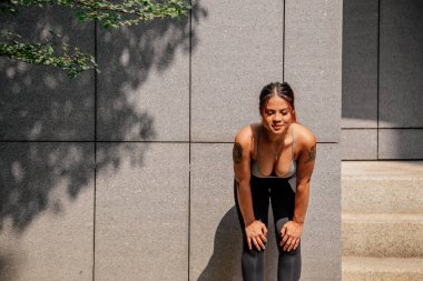 Asyalı sporcu kız dışarıda esneme, yoga ve kalas egzersizi yapıyor. Formda genç Taylandlı kadın sabah antrenman yapıyor..