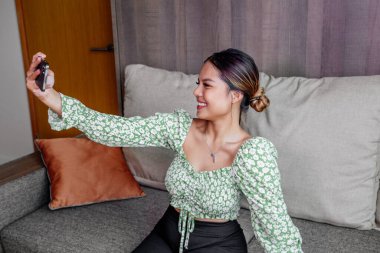 Güzel Asyalı kız akıllı telefonuyla kendi portresini çekiyor. Taylandlı kız selfie 'si.