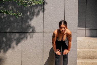 Asyalı sporcu kız dışarıda esneme, yoga ve kalas egzersizi yapıyor. Formda genç Taylandlı kadın sabah antrenman yapıyor..