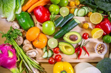 Sağlıklı gıda temiz yeme seçimi: meyve, sebze, tohum, süper yiyecek, yaprak sebze ve Akdeniz yemekleri. Detoks ve temiz diyet. Yüksek vitamin, mineral ve antioksidan içeren yiyecekler..