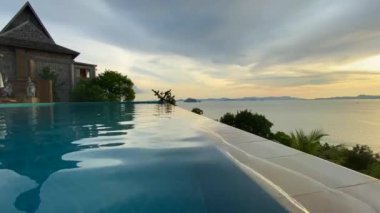 Gün batımı, Tayland 'ın Phuket Eyaleti' ndeki Koh yao Yai Adası 'ndaki sonsuz havuzun yanında.