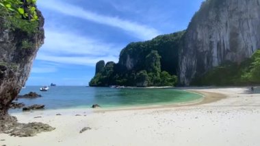 Tayland 'ın Krabi bölgesindeki Koh Hong' da beyaz kumsal cennetinde yürüyorum.