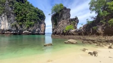 Tayland 'ın Krabi bölgesindeki Koh Hong' da beyaz kumsal cennetinde yürüyorum.