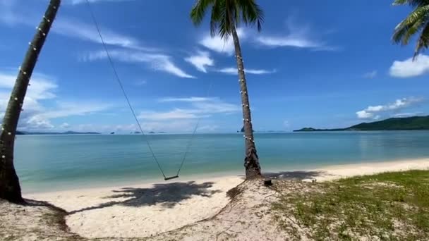 Huśtawka między dwoma palmami w raju biały piasek plaży na wyspie koh yao yai, prowincja phuket, Tajlandia — Wideo stockowe