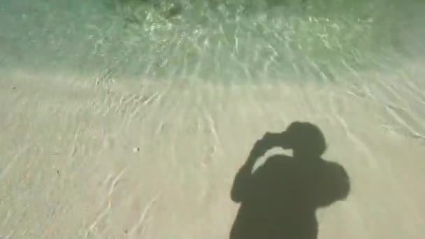 Berjalan di pantai pasir putih surga di Koh Hong, Provinsi Krabi, Thailand — Stok Video