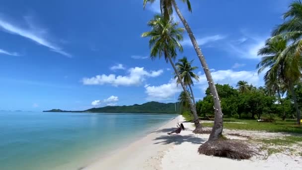 Huśtawka między dwoma palmami w raju biały piasek plaży na wyspie koh yao yai, prowincja phuket, Tajlandia — Wideo stockowe