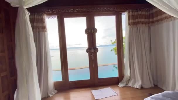 Wakker worden uit bed in het paradijs, met uitzicht op het zwembad in koh yao yai eiland, phuket provincie, Thailand — Stockvideo