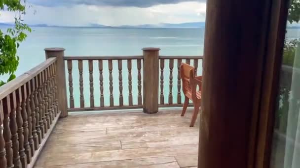 Tayland 'ın Phuket Eyaleti' ndeki Koh Yao Yai Adası 'ndaki havuz manzarasıyla cennete doğru yürüyorum. — Stok video
