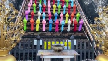 Chiang Mai, Tayland 'da Loy Khratong festivali sırasında Wat Chedi Luang