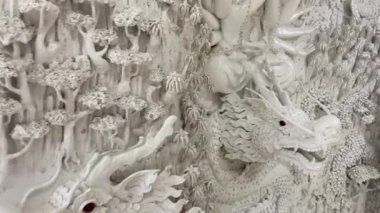 Wat Huay Pla Kang, Chiang Rai, Tayland 'da beyaz Buda ve ejderhalar.