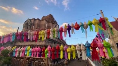 Chiang Mai, Tayland 'da Loy Khratong festivali sırasında Wat Chedi Luang