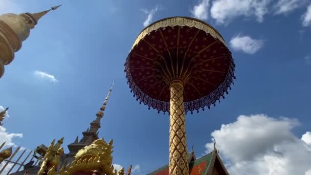 Wat Phra Dat Hariphunchai in Chiang Mai, Thailand — Stockvideo