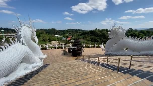 Wat Huay Pla Kang, buda blanca y dragones, en Chiang Rai, Tailandia — Vídeo de stock