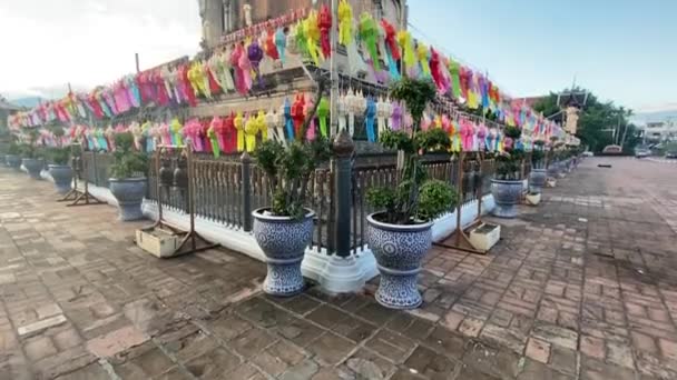 Wat Chedi Luang durante el festival Loy Khratong en Chiang Mai, Tailandia — Vídeos de Stock
