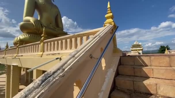 Giant golden buddha statue in Chiang Rai, Thailand — Stock Video