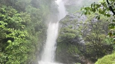 Mae Pan Şelalesi, Tayland 'ın Chiang Mai eyaletindeki Doi Inthanon Milli Parkı' nda.