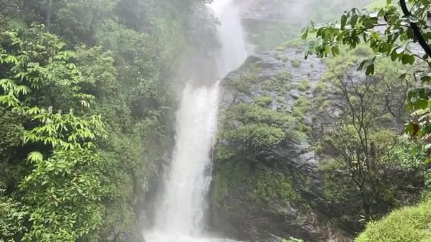 Mae Pan waterval in doi Inthanon nationaal park in Chiang Mai provincie, Thailand — Stockvideo