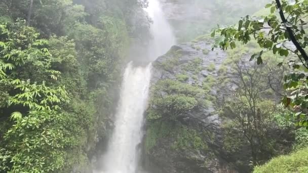 泰国清迈道伊安森国家公园的Mae Pan瀑布 — 图库视频影像