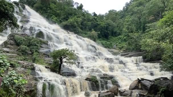 Cascata Mae Ya nel parco nazionale di Doi Inthanon, a chiang Mai, Thailandia — Video Stock