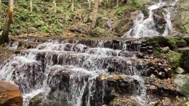 Mae kampong vattenfall i Chiang Mai provinsen, Thailand — Stockvideo