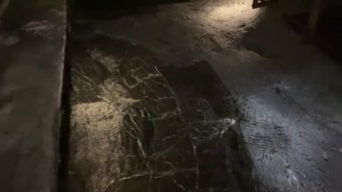 Zipaquira Salt Katedrali 'ndeki ayna gölü Bogota, Kolombiya' daki yeraltı Roma Katolik kilisesi.