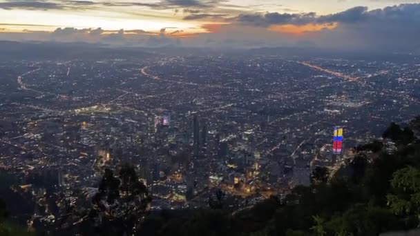 コロンビアボゴタのモンセラーテ山の視点へのケーブルカーの経過 — ストック動画