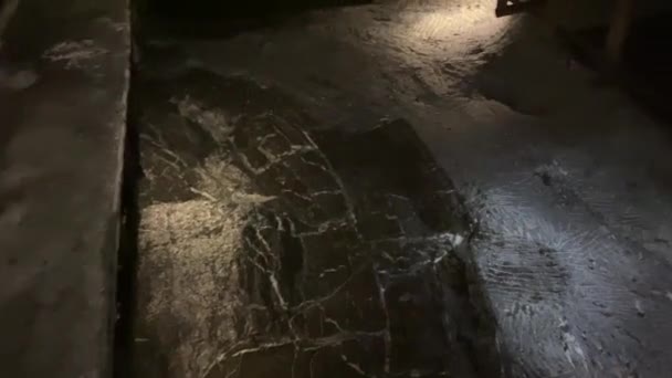 Lago espelho na Catedral de Sal de Zipaquira, igreja católica romana subterrânea, em Bogotá, Colômbia — Vídeo de Stock