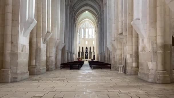 Innenraum einer weißen Kirche in Portugal — Stockvideo