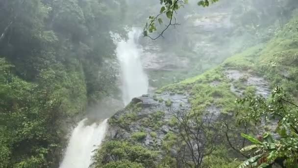 Mae Pan vattenfall i Doi Inthanon nationalpark i Chiang Mai provinsen, Thailand — Stockvideo