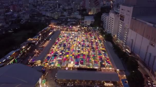 Rotfai vista aerea mercato notturno a Bangkok, Thailandia — Video Stock