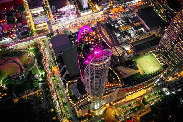 Siam ve Rachathewi geceleri Bangkok Tayland 'da görülür.