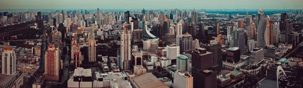 Siam y Rachathewi vistas desde arriba por la noche en Bangkok Tailandia — Foto de Stock