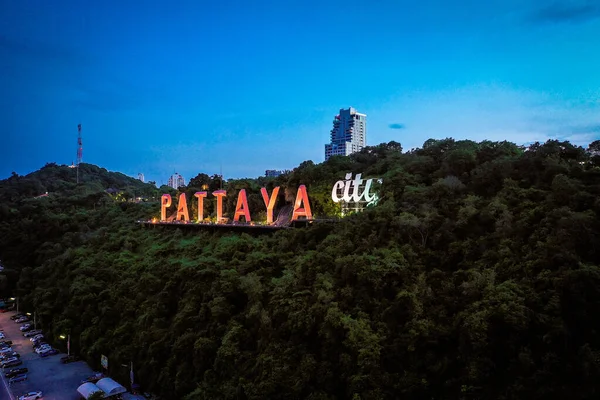 Vista aérea do sinal da cidade de Pattaya, letras gigantes no topo da colina com vista para o mar, em Chonburi, Tailândia — Fotografia de Stock