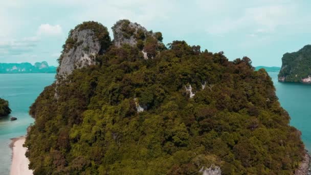 Imagens aéreas de Koh Phak Bia, ilha no Mar de Andamão entre Phuket e Krabi Tailândia — Vídeo de Stock