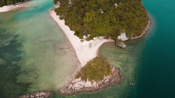 Riprese aeree di Koh Phak Bia, isola nel Mar delle Andamane tra Phuket e Krabi Thailandia — Video Stock