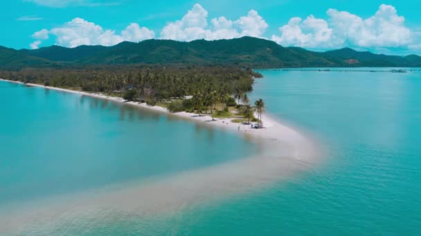 Luchtfoto van Laem Had Beach in Koh Yao Yai, eiland in de andamaanse zee tussen Phuket en Krabi Thailand — Stockvideo
