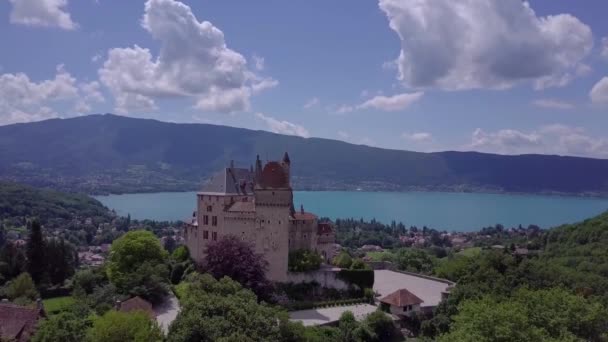 フランスのネイシー湖と城の空中風景 — ストック動画